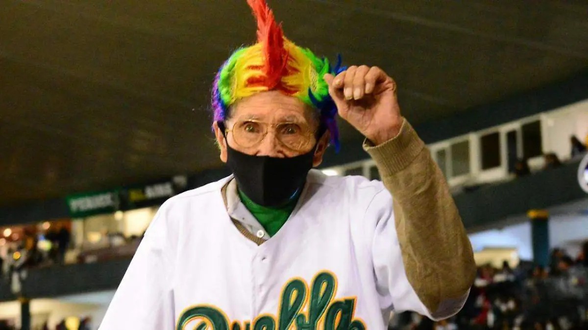 Era el hombre que ponía el ambiente durante los juegos de Pericos en las tribunas del lado izquierdo